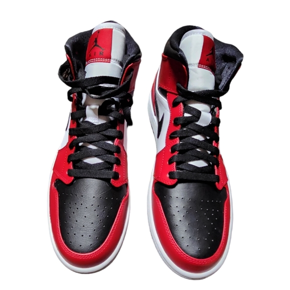 Nike Air Jordans 1MID - Picture 2 of 7